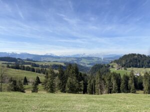 Panorama über das Emmental mit Blick auf Eiger, Mönch und Jungfrau – Aussichtspunkt auf der Frühlingswanderung Rämmisgummen.