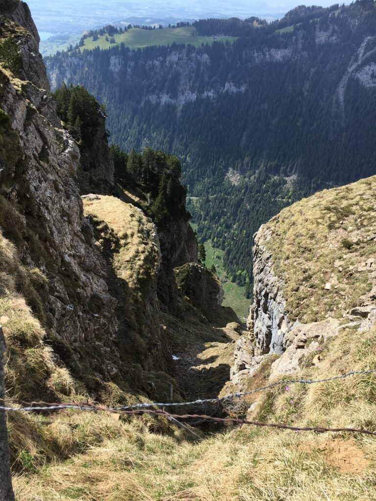 Steiler Felsabbruch mit Blick in die Tiefe im Berner Oberland