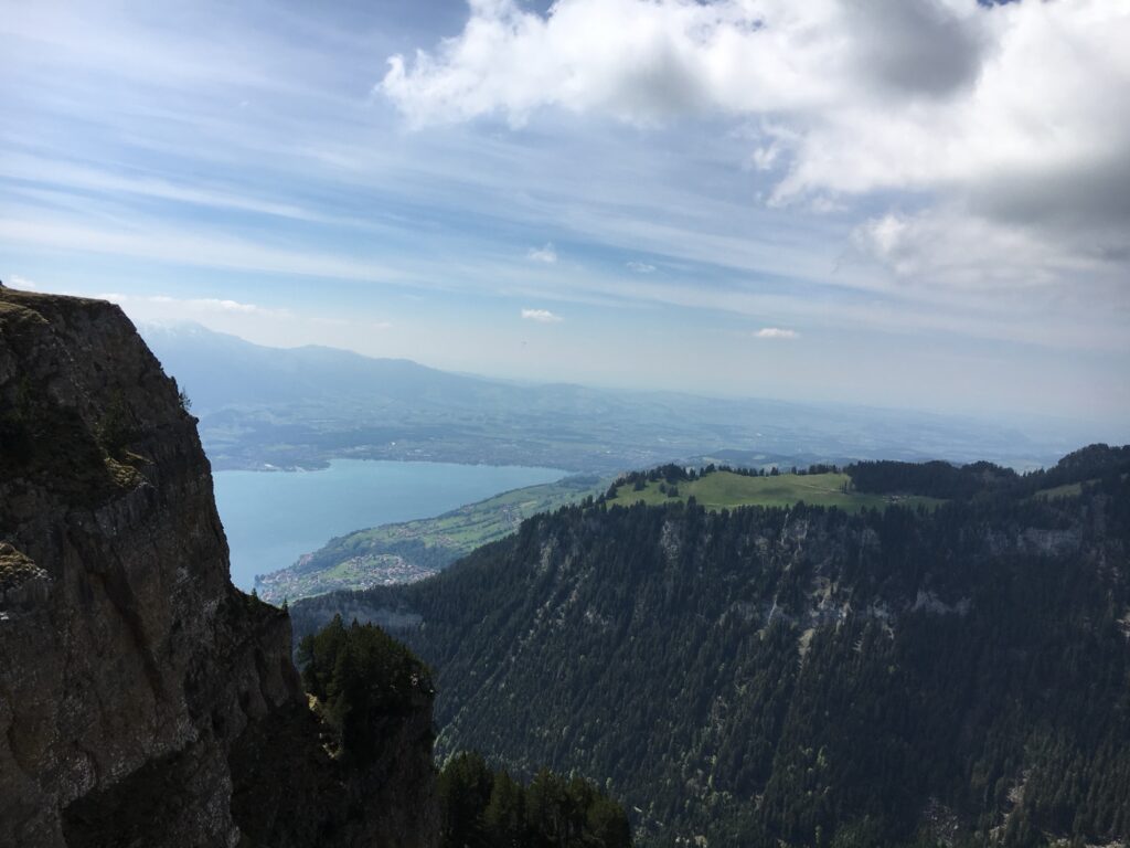 Blick über den Thunersee und die Berglandschaft vom Niederhorn