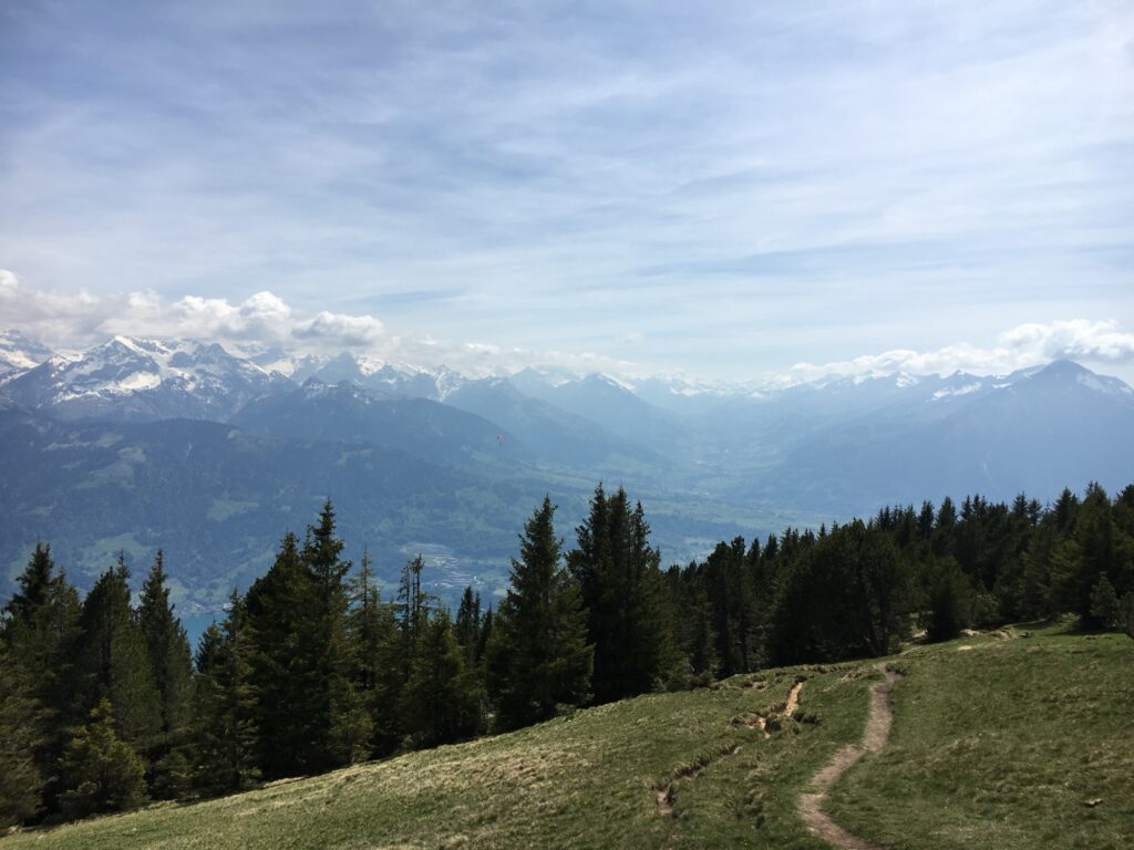 Wanderweg mit Blick auf den Thunersee und die umliegenden Berge