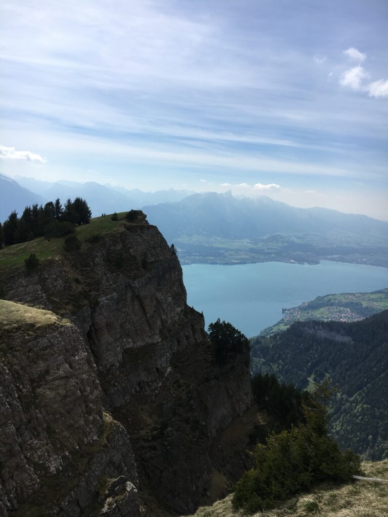 Aussichtspunkt mit steiler Felswand über dem Thunersee auf der Niederhorn Wanderung