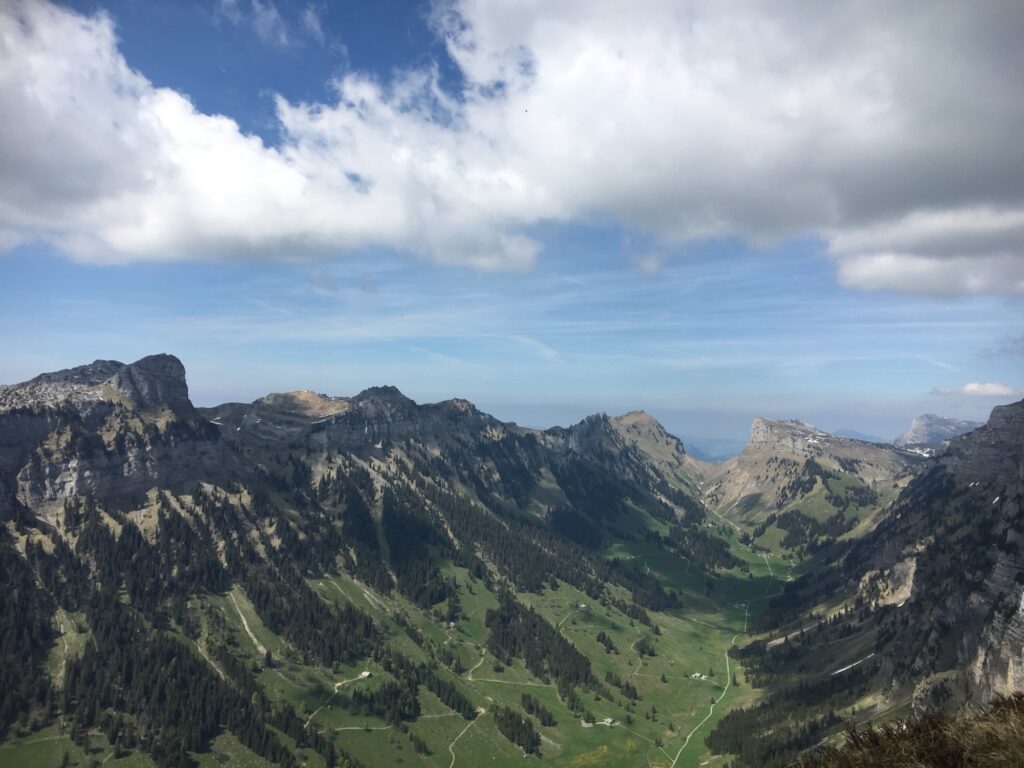 Berglandschaft mit grünen Tälern und Wanderwegen im Berner Oberland