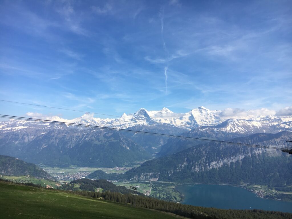 Weitblick auf die schneebedeckten Berner Alpen während der Wanderung aufs Niederhorn