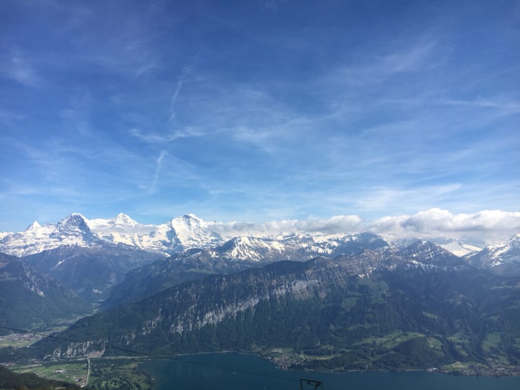 Panoramablick auf die Berner Alpen und den Thunersee von der Niederhorn Wanderung