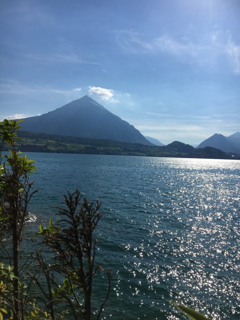 Blick auf den Thunersee mit dem markanten Niesen bei der Wanderung aufs Niederhorn