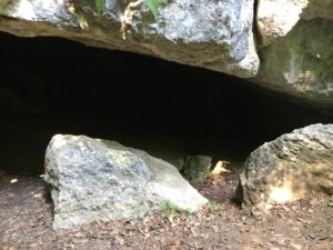 Felsformation und kleine Höhle entlang des Wanderwegs in der Twannbachschlucht