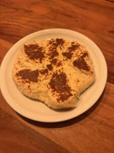 Pfannenbrot mit Schinken-Käse-Füllung aus der Pfanne, goldbraun gebacken und in Stücke geschnitten.