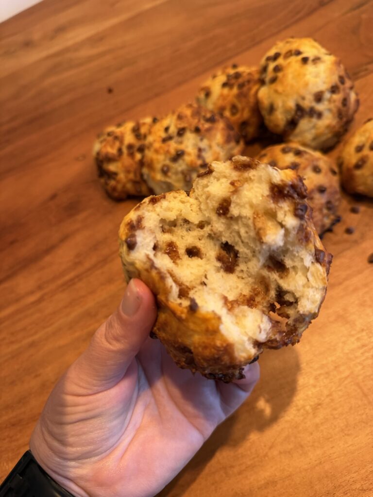 High Protein Schokoladenbrötchen aus 4 Zutaten mit Magerquark