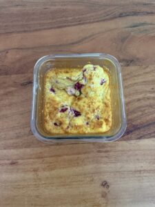 Ofen gebackener Protein Cake mit Himbeeren in Meal-Prep-Schale, gesundes eiweissreiches Frühstück mit Whey Protein und Dinkelmehl