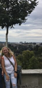Frau mit Blick über Bern – persönlicher Weg mit Gewichtsverlust und Motivation