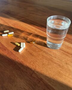 Wasserglas mit Supplements im Abendlicht