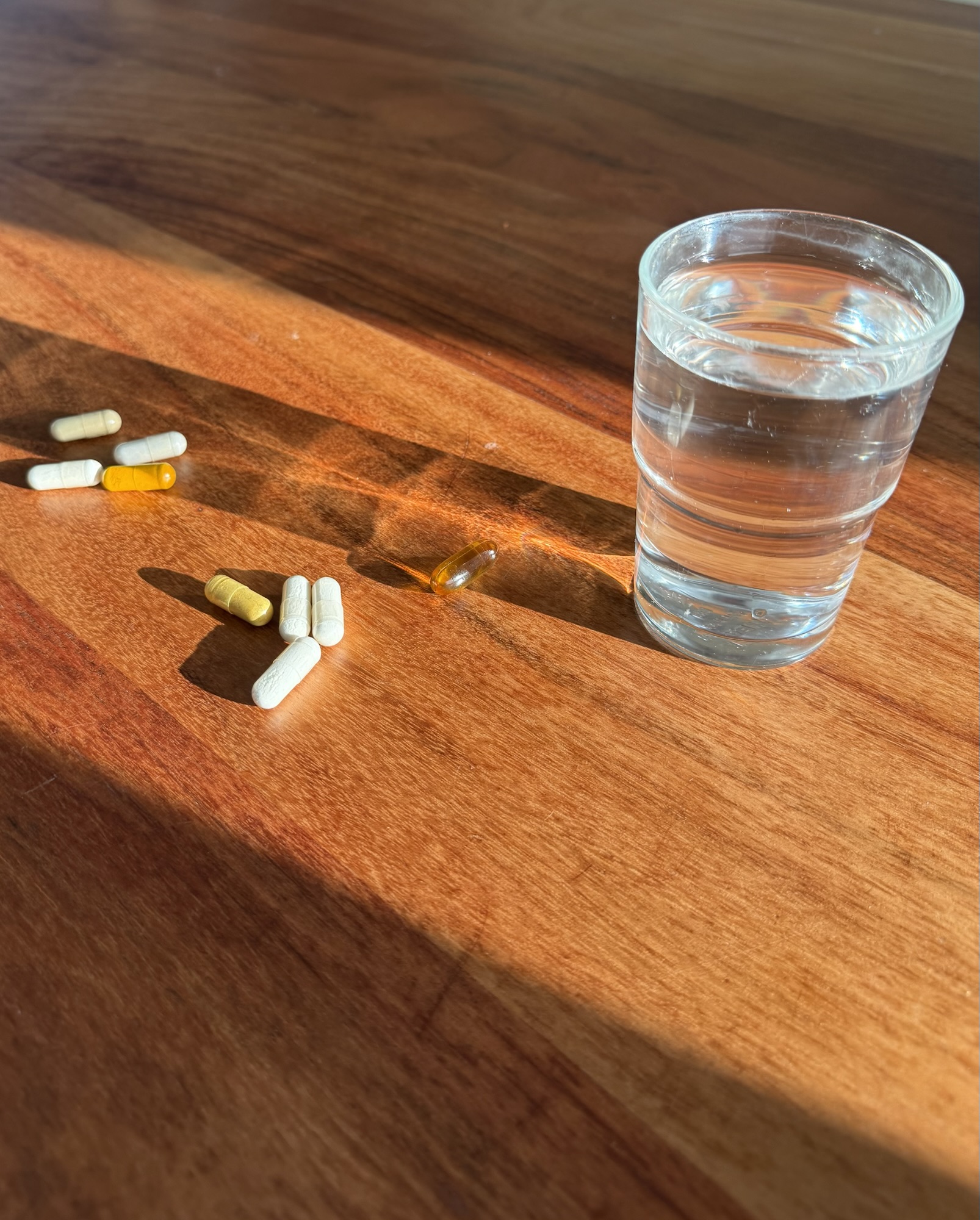 Wasserglas mit Supplements im Abendlicht