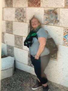 Frau vor Mosaikwand auf Reisen vor der Abnahme – persönliche Geschichte zu 60 kg abgenommen und wieder zugenommen