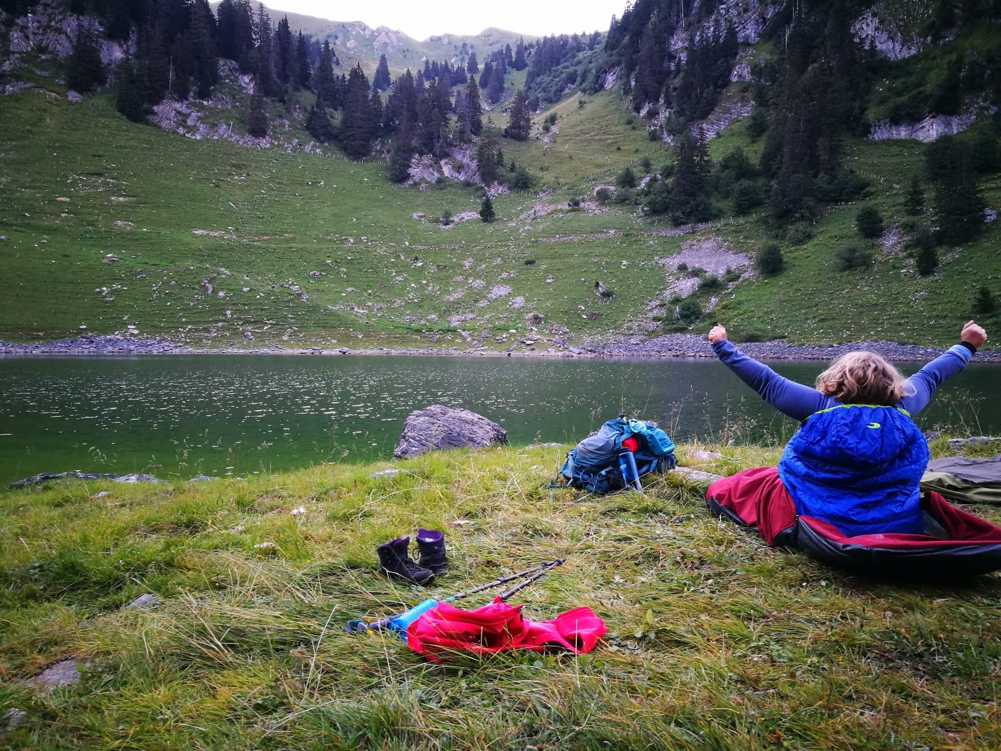 Wanderpause am Bergsee in den Alpen während einer mehrtägigen Sommerwanderung in der Natur