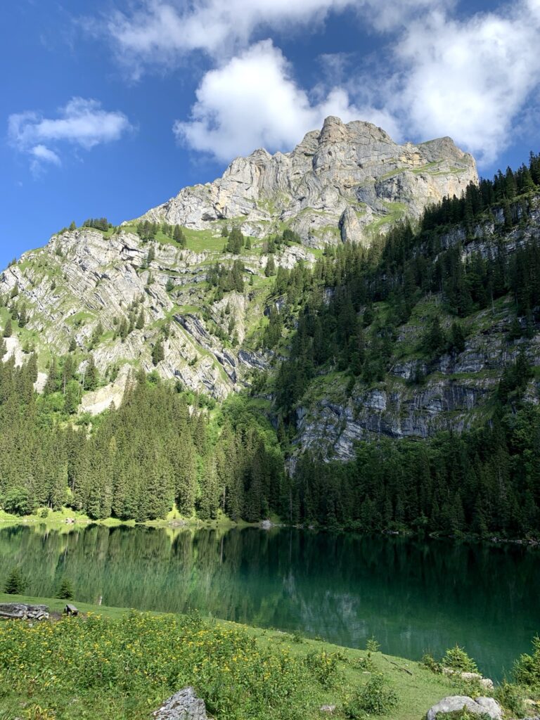 Hinterburgseeli Axalp mit Spiegelung der Berge im Wasser 
