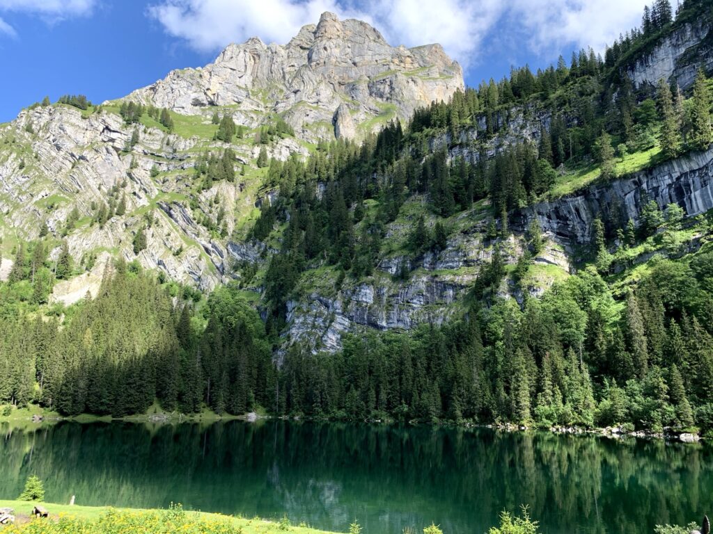Wanderung zum Hinterburgseeli mit Blick auf die Alpen 