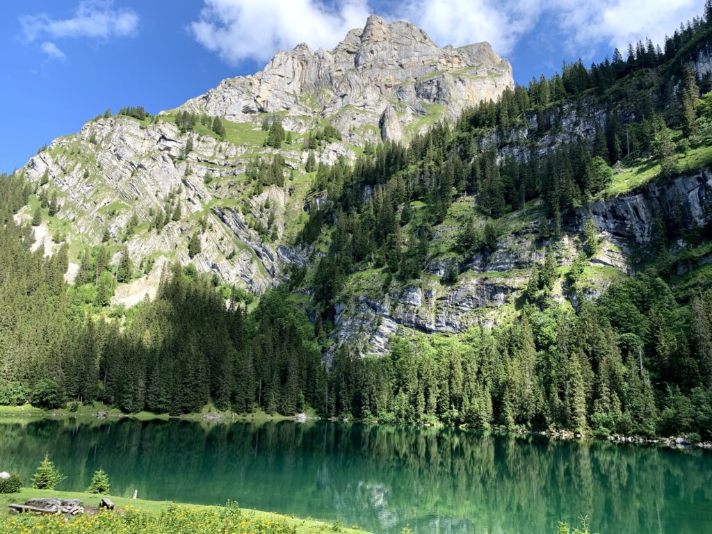 Idyllischer Bergsee beim Wandern im Berner Oberland 