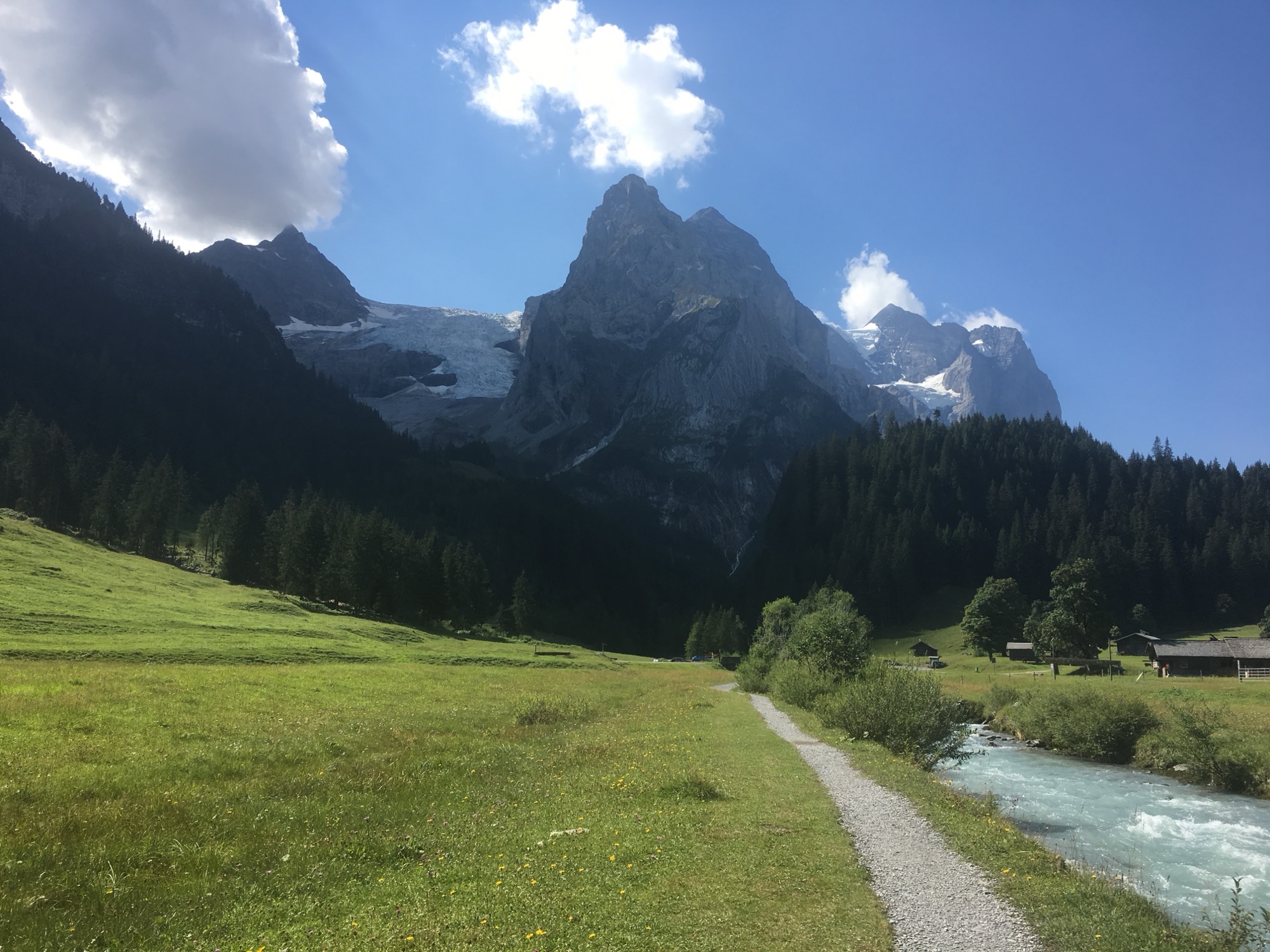 Wanderweg bei Rosenlaui im Berner Oberland mit Bergpanorama und Gletscher