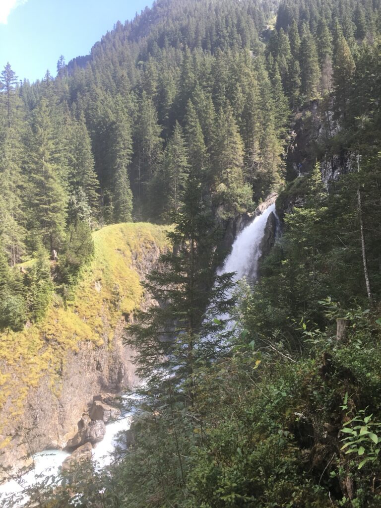 Aussicht auf die Reichenbachfälle bei Meiringen im Berner Oberland