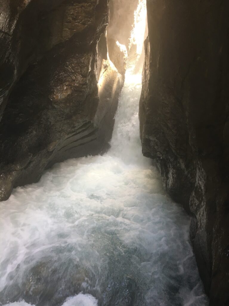Tosendes Wasser in der Rosenlaui-Gletscherschlucht im Berner Oberland