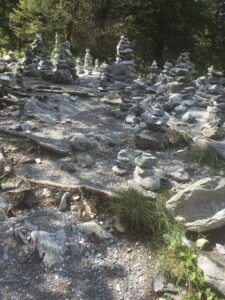 Steinmännchen entlang des Wanderwegs bei Rosenlaui im Berner Oberland