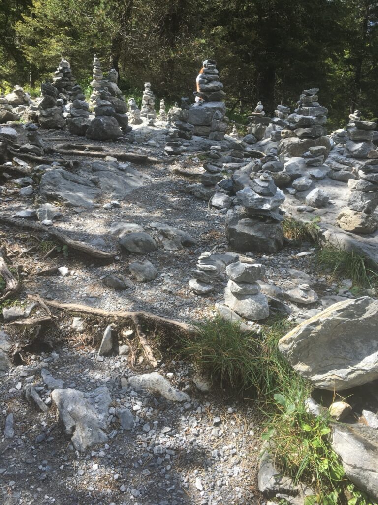 Steinmännchen entlang des Wanderwegs bei Rosenlaui im Berner Oberland