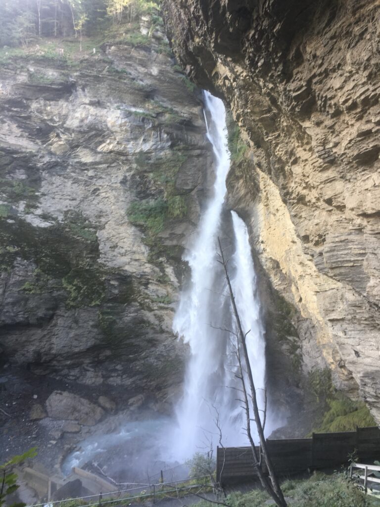 Gewaltiger Wasserfall der Reichenbachfälle bei Meiringen in der Schweiz