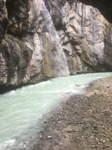 Türkisblaues Wasser in der Aareschlucht bei Meiringen im Berner Oberland