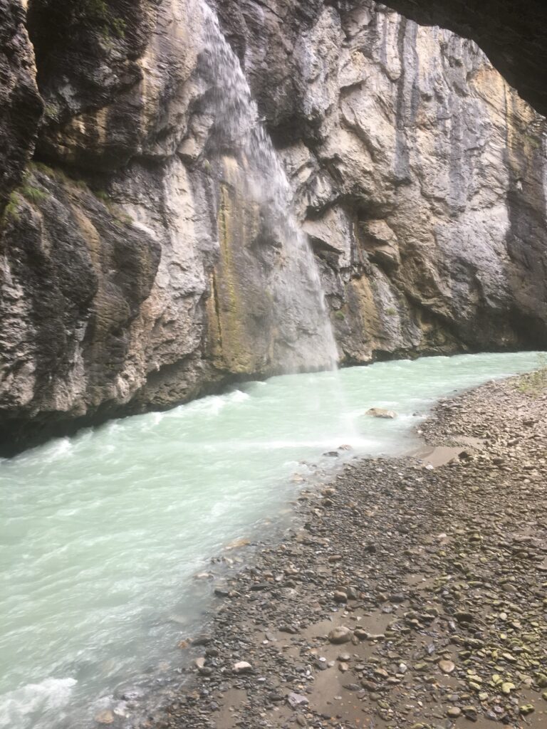 Türkisblaues Wasser in der Aareschlucht bei Meiringen im Berner Oberland