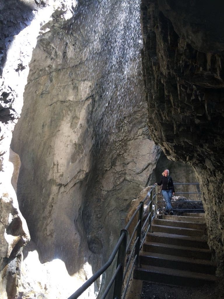 Wanderin in der Rosenlaui-Gletscherschlucht auf Treppenweg im Berner Oberland