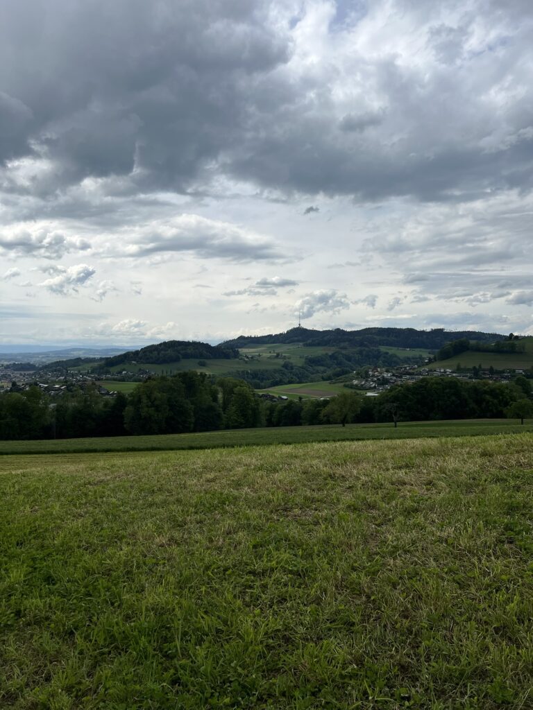 Dunkle Gewitterwolken über der Hügellandschaft bei Worb auf der Wanderung nahe Bern