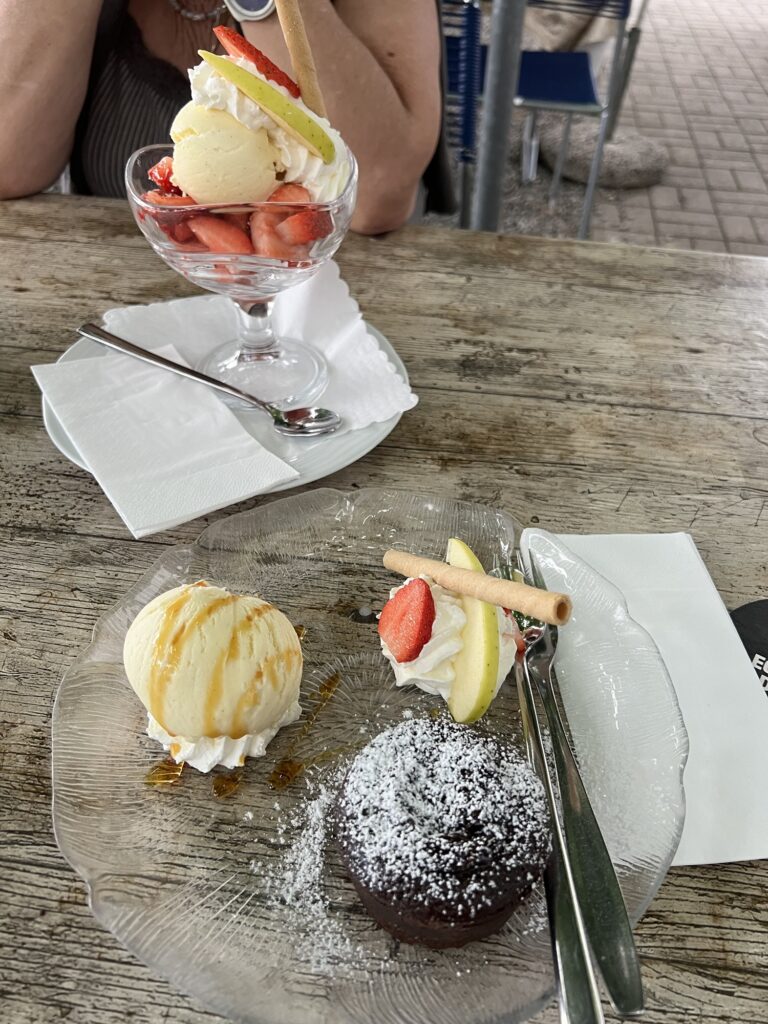 Dessert und Glace nach der Wanderung auf der Rundwanderung Worb – Mänziwilegg – Vechigen