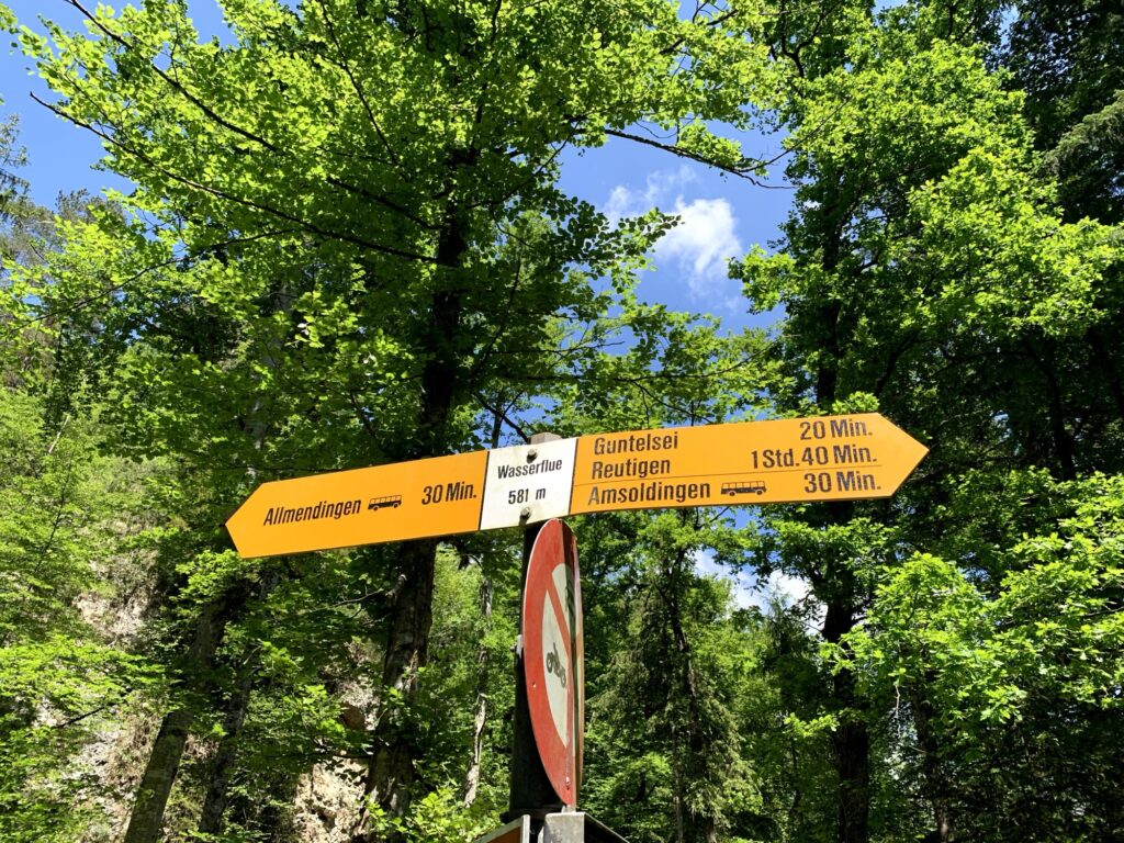 Wanderwegweiser bei Wasserflue nahe Thun mit Richtungen nach Amsoldingen und Allmendingen