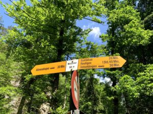 Wanderwegweiser bei Wasserflue nahe Thun mit Richtungen nach Amsoldingen und Allmendingen