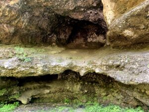 Innenansicht einer Grotte am Glütschbach bei Thun mit felsigen Strukturen und kleinem Hohlraum