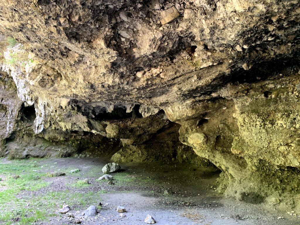Natürliche Felsformation mit Höhlenstruktur am Glütschbach im Wald bei Thun