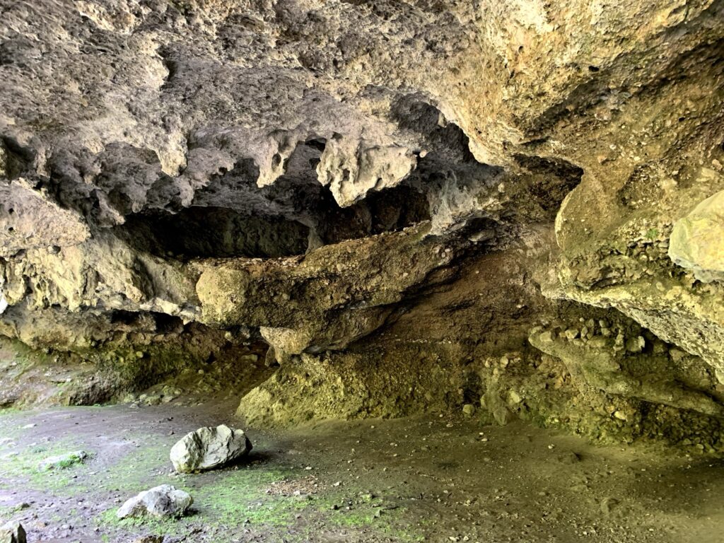 Felsüberhang mit mehreren kleinen Grotten entlang des Glütschbachs bei Thun
