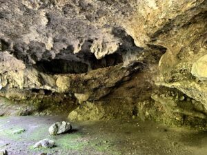 Felsüberhang mit mehreren kleinen Grotten entlang des Glütschbachs bei Thun