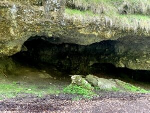 Flache Felsgrotte am Glütschbach in Thun mit moosbewachsenen Steinen und Bachlauf