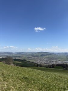 Aussicht vom Belpberg auf Belp und weite Landschaft im Kanton Bern