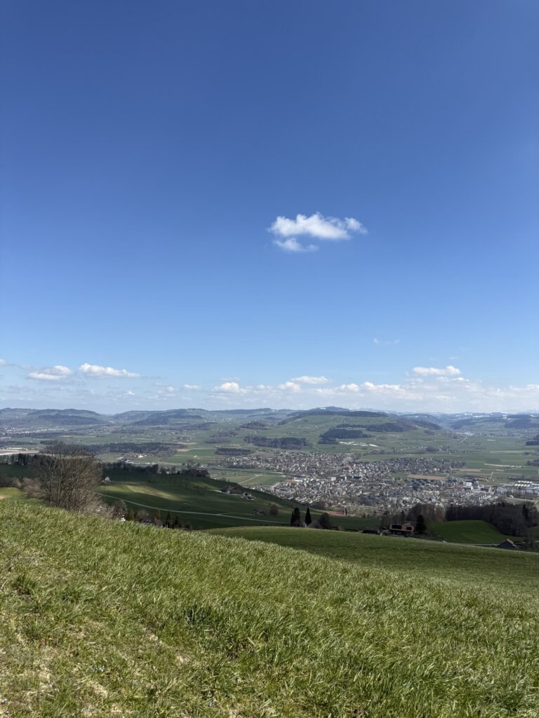 Aussicht vom Belpberg auf Belp und weite Landschaft im Kanton Bern