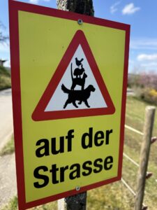 Lustiges Warnschild auf dem Belpberg mit Bremer-Stadtmusikanten-Motiv an der Strasse
