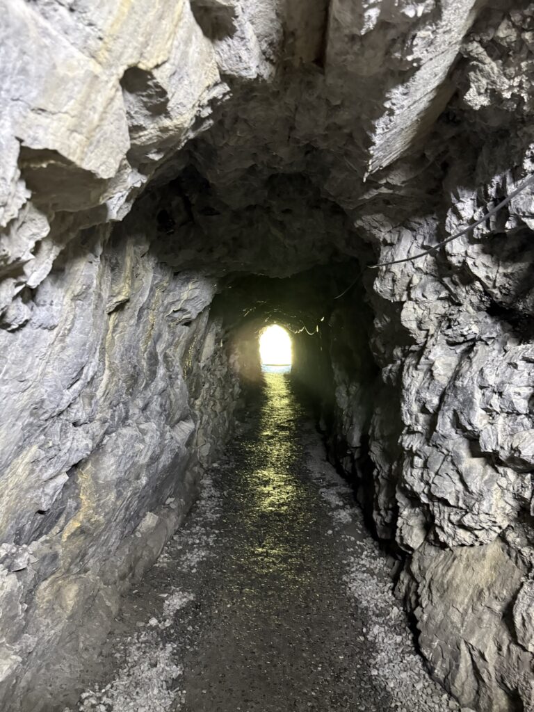 Felstunnel in der Gletscherschlucht Rosenlaui
