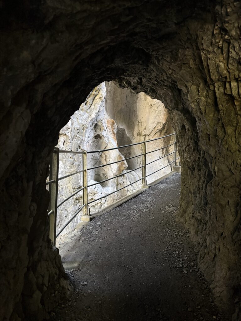 Blick aus einem Tunnel der Gletscherschlucht Rosenlaui