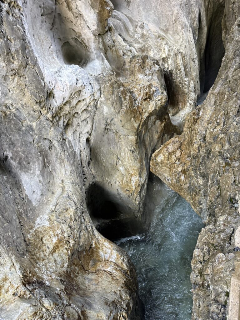 Ausgewaschene Felsen in der Gletscherschlucht Rosenlaui