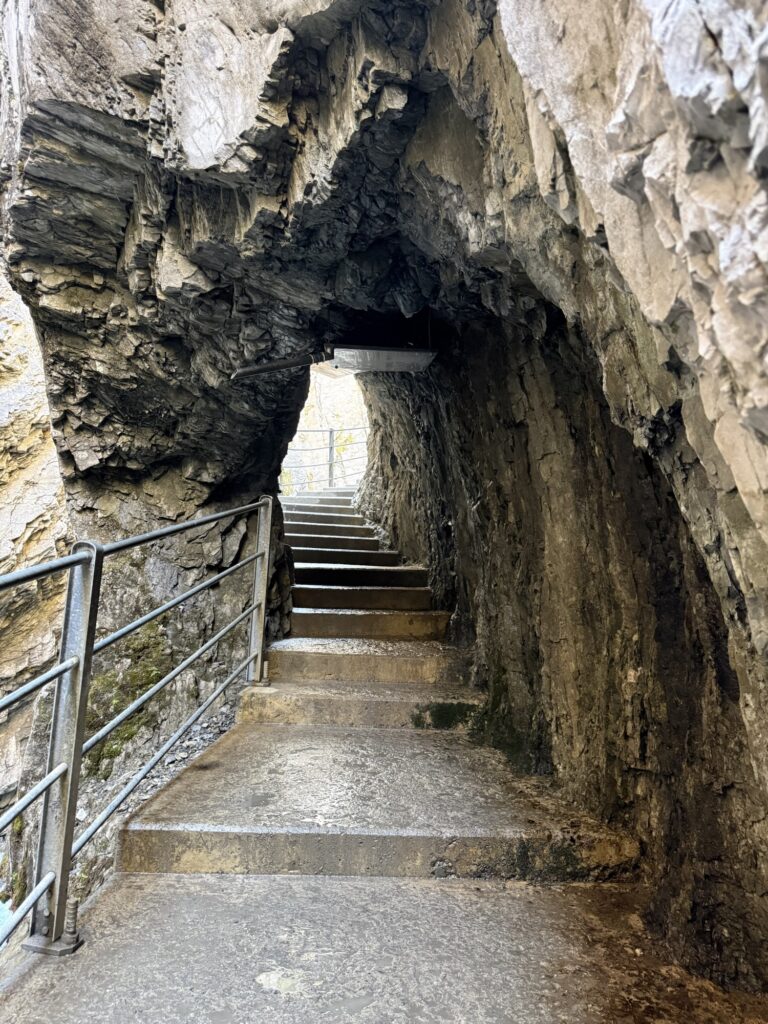 Tunnelweg durch die Gletscherschlucht Rosenlaui