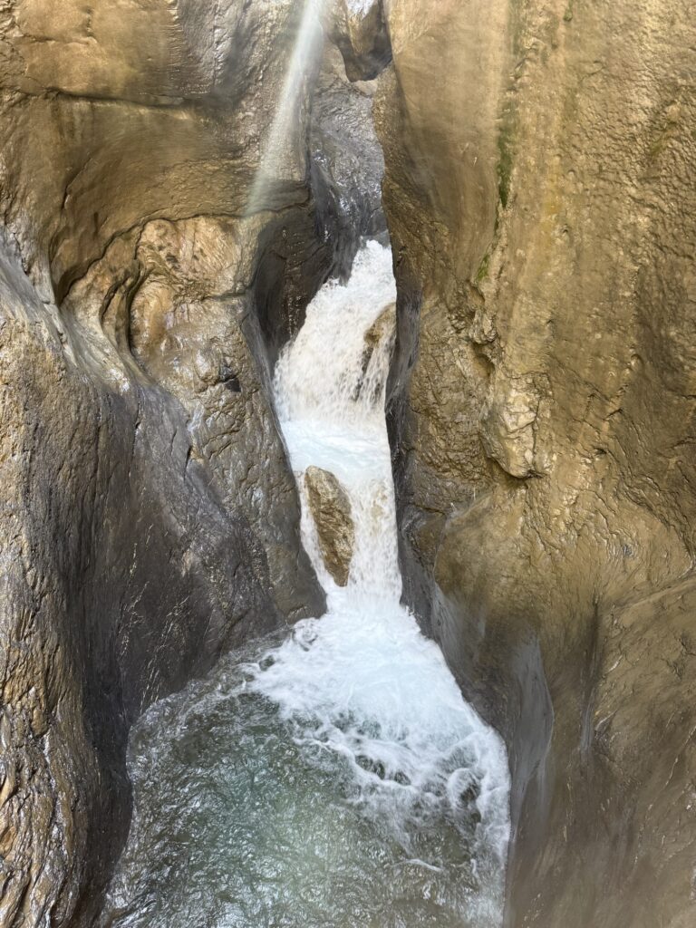 Tosendes Gletscherwasser in der Rosenlauischlucht