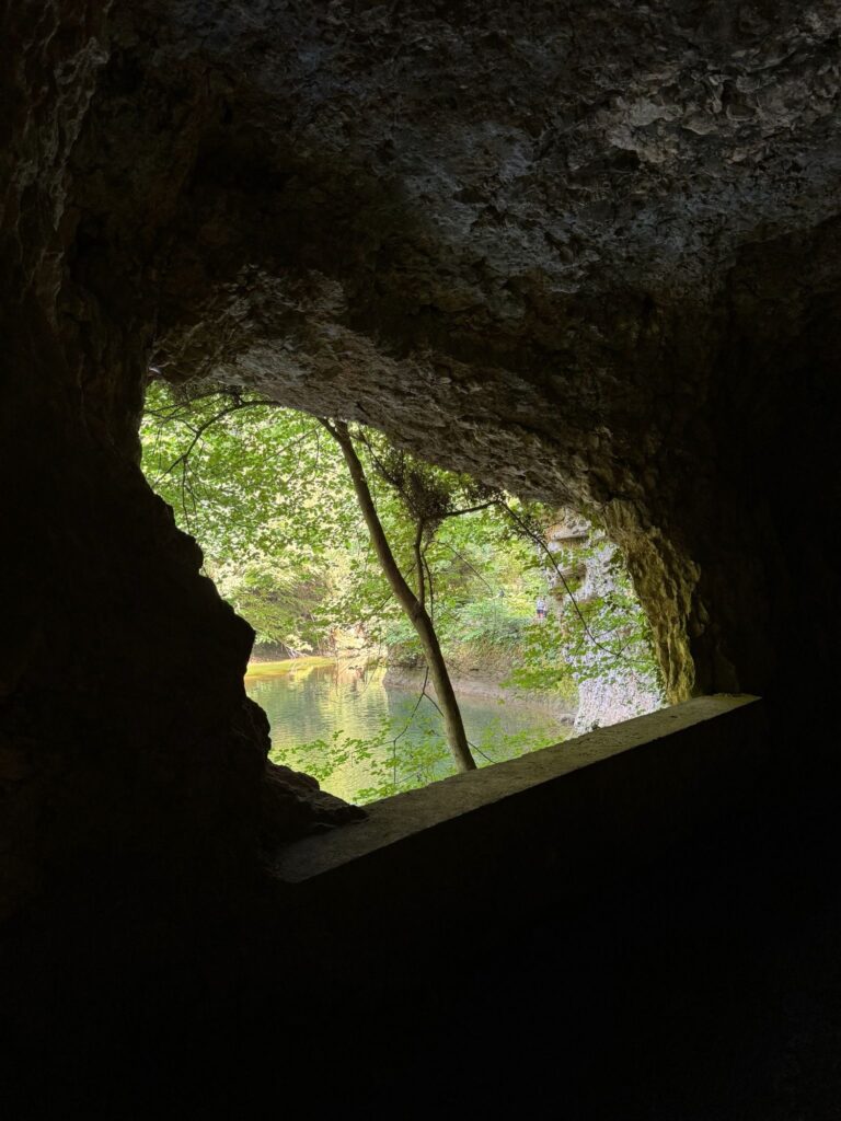 Blick aus dem Felstunnel der Areuse