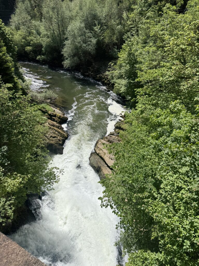 Tosendes Wasser der Areuse stürzt über eine Felskante in der Areuse-Schlucht zwischen Noiraigue und Boudry.
