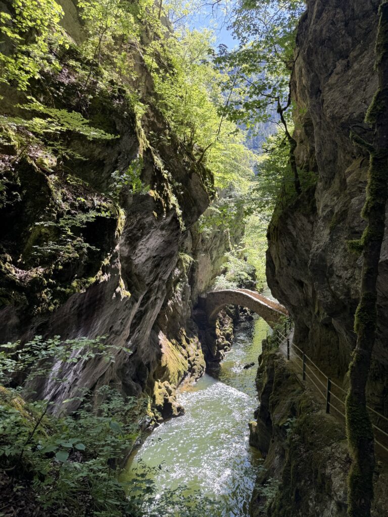 Pont de la Baleine zwischen Felswänden